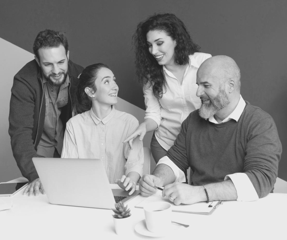 Étudiants internationaux utilisant des outils financiers numériques